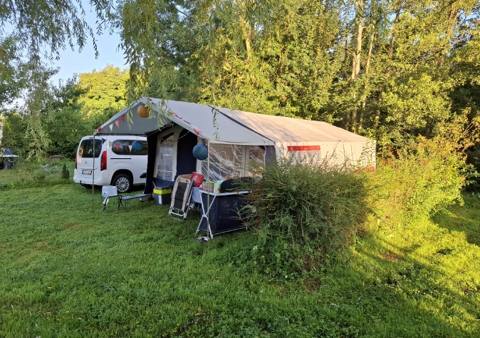 Emplacements camping pour tente et camping-car dans la Baie de Somme, entourés d'une nature luxuriante
