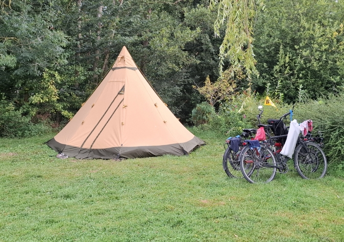 Emplacements camping pour tente et camping-car dans la Baie de Somme, entourés d'une nature luxuriante