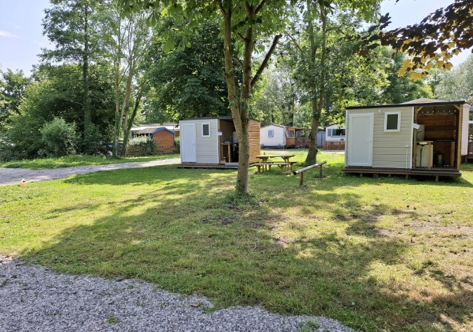 Uitzicht vanaf de Premium-staanplaats met eigen sanitair en keukenruimte.