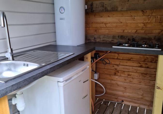 Uitzicht vanaf de Premium-staanplaats met eigen sanitair en keukenruimte.