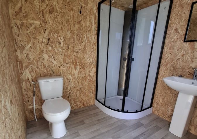Uitzicht vanaf de Premium-staanplaats met eigen sanitair en keukenruimte.