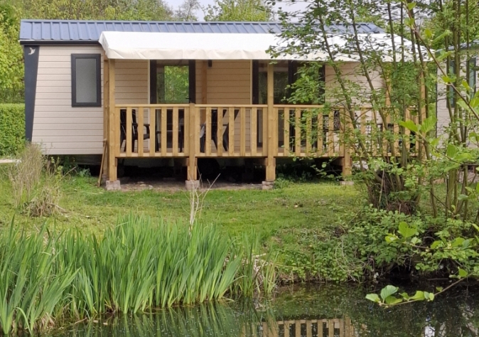 Vue du mobil-home l’Iris d’Eau en location au camping Le Grand Pré dans la Somme, à proximité de la Baie de Somme