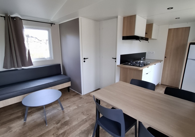 Salon du mobil-home l’Iris d’Eau en location au camping Le Grand Pré dans la Somme, à proximité de la Baie de Somme