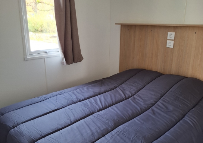 Chambre du mobil-home l’Iris d’Eau en location au camping Le Grand Pré dans la Somme, à proximité de la Baie de Somme