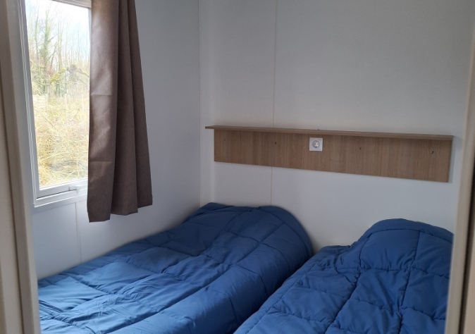 Chambre du mobil-home l’Iris d’Eau en location au camping Le Grand Pré dans la Somme, à proximité de la Baie de Somme