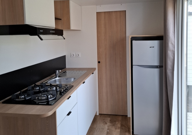 Cuisine du mobil-home l’Iris d’Eau en location au camping Le Grand Pré dans la Somme, à proximité de la Baie de Somme