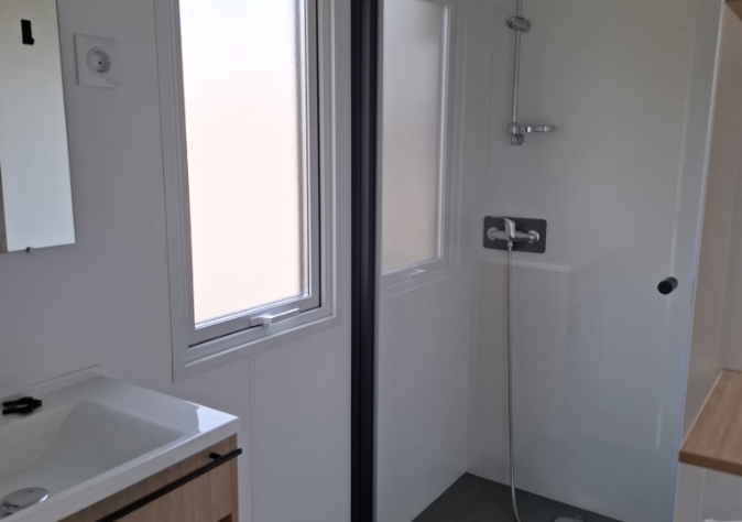 Salle d'eau du mobil-home l’Iris d’Eau en location au camping Le Grand Pré dans la Somme, à proximité de la Baie de Somme