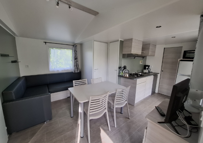 Eethoek en zithoek van de stacaravan met 2 slaapkamers, Le Jonc, te huur op camping Le Grand Pré in de Somme, vlakbij de baai van de Somme.