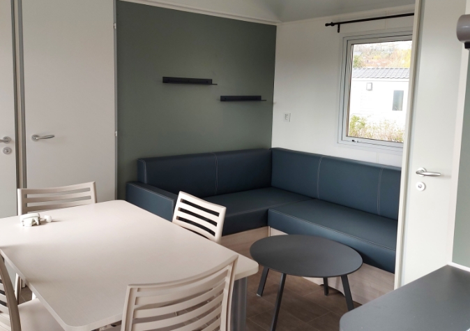 Keuken van de stacaravan met 2 slaapkamers, Le Jonc, te huur op camping Le Grand Pré in de Somme, vlakbij de baai van de Somme.