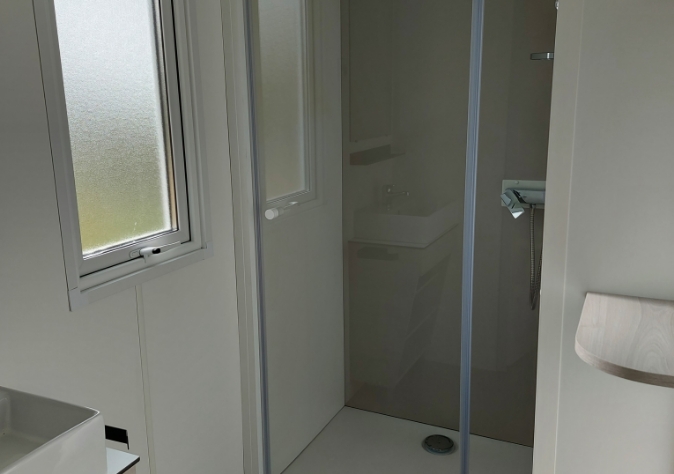 Badkamer met douche van de stacaravan met 2 slaapkamers, Le Jonc, te huur op camping Le Grand Pré in de Somme, vlakbij de baai van de Somme.