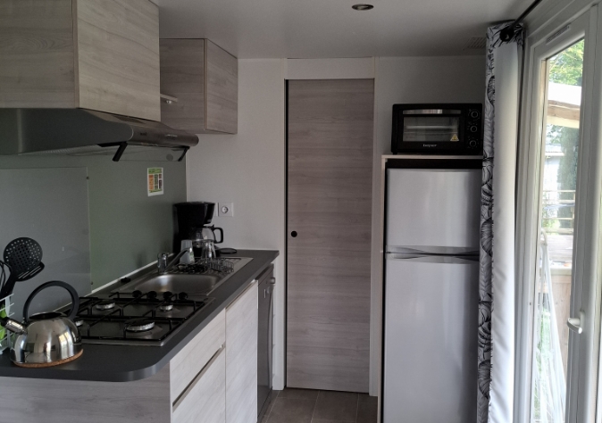 Keuken van de stacaravan met 2 slaapkamers, Le Jonc, te huur op camping Le Grand Pré in de Somme, vlakbij de baai van de Somme.
