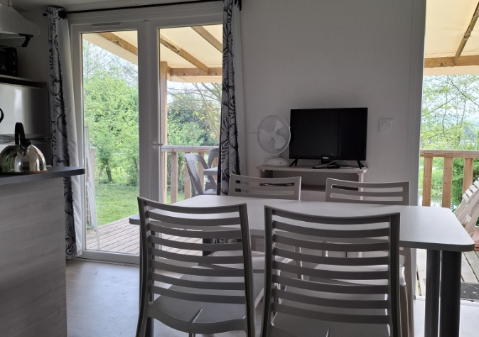 Salle du mobil-home 2 chambres le Jonc, en location au camping Le Grand Pré dans la Somme, à proximité de la Baie de Somme