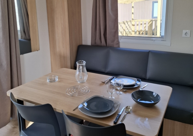 Salle à manger du mobil-home 1 chambre
                                    Le Nénuphar en location au camping Le Grand Pré, à proximité de la Baie de Somme