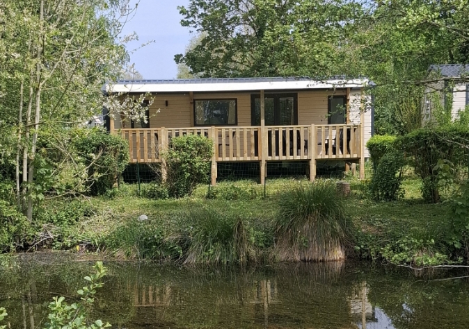 Vue du mobil-home 3 chambres L’Orchis des Marais, en location au camping Le Grand Pré, à proximité de la Baie de Somme