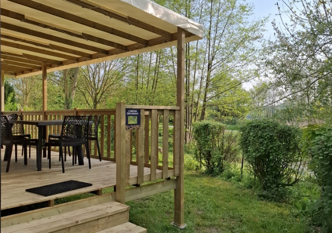 Vue extérieure du mobil-home 3 chambres L’Orchis des Marais, en location au camping Le Grand Pré, à proximité de la Baie de Somme