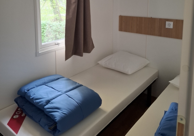 Chambre du mobil-home 3 chambres L’Orchis des Marais, en location au camping Le Grand Pré, à proximité de la Baie de Somme