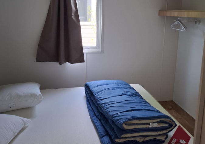 Chambre du mobil-home 3 chambres L’Orchis des Marais, en location au camping Le Grand Pré, à proximité de la Baie de Somme