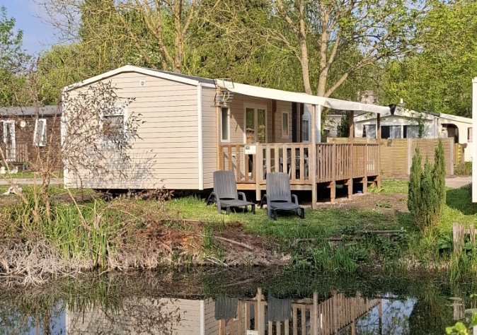 Vue du mobil-home 3 chambres Le Souci des Marais, en location au camping Le Grand Pré, à proximité de la Baie de Somme