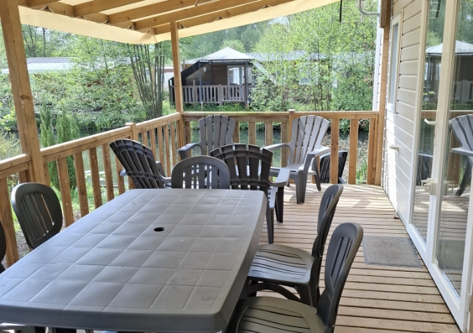 Terrasse du mobil-home 3 chambres Le Souci des Marais, en location au camping Le Grand Pré, à proximité de la Baie de Somme