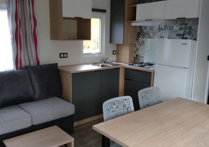 Intérieur du mobil-home 3 chambres Le Souci des Marais, en location au camping Le Grand Pré, à proximité de la Baie de Somme