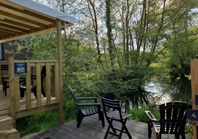 Vue extérieure du mobil-home 3 chambres Le Trèfle, en location au camping Le Grand Pré, à proximité de la Baie de Somme