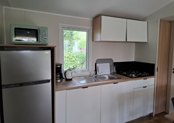 Cuisinedu mobil-home 3 chambres Le Trèfle, en location au camping Le Grand Pré, à proximité de la Baie de Somme