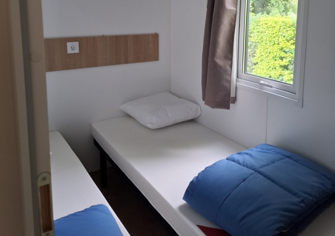 Chambre du mobil-home 3 chambres Le Trèfle, en location au camping Le Grand Pré, à proximité de la Baie de Somme