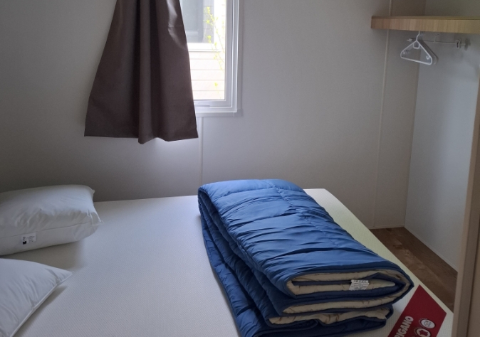 Chambre du mobil-home 3 chambres Le Trèfle, en location au camping Le Grand Pré, à proximité de la Baie de Somme