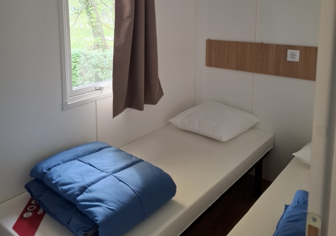 Chambre du mobil-home 3 chambres Le Trèfle, en location au camping Le Grand Pré, à proximité de la Baie de Somme