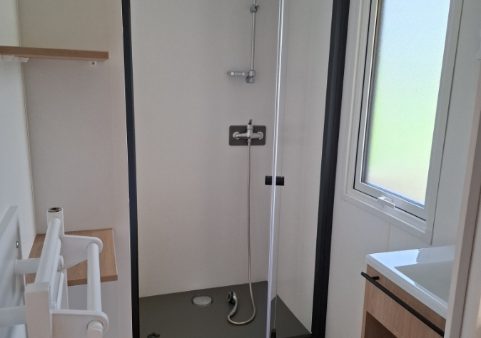 Salle d'eau du mobil-home 3 chambres Le Trèfle, en location au camping Le Grand Pré, à proximité de la Baie de Somme