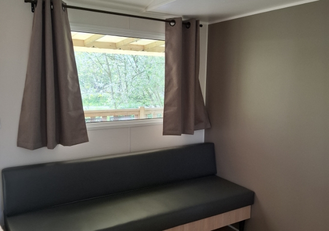 Salon du mobil-home 3 chambres Le Trèfle, en location au camping Le Grand Pré, à proximité de la Baie de Somme