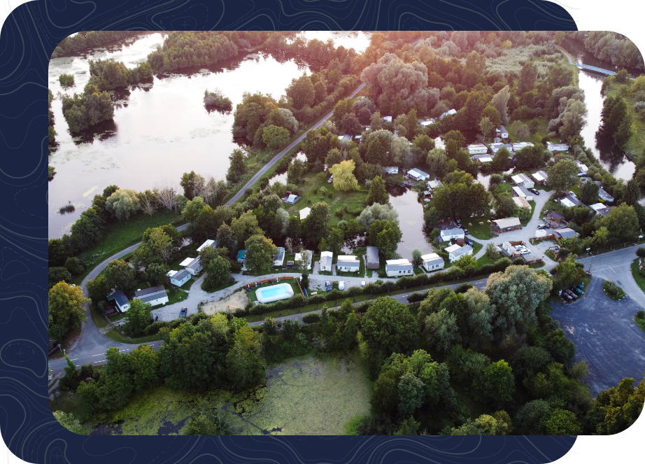 Vue aérienne du camping Ushuaïa Villages dans la Vallée de la Somme